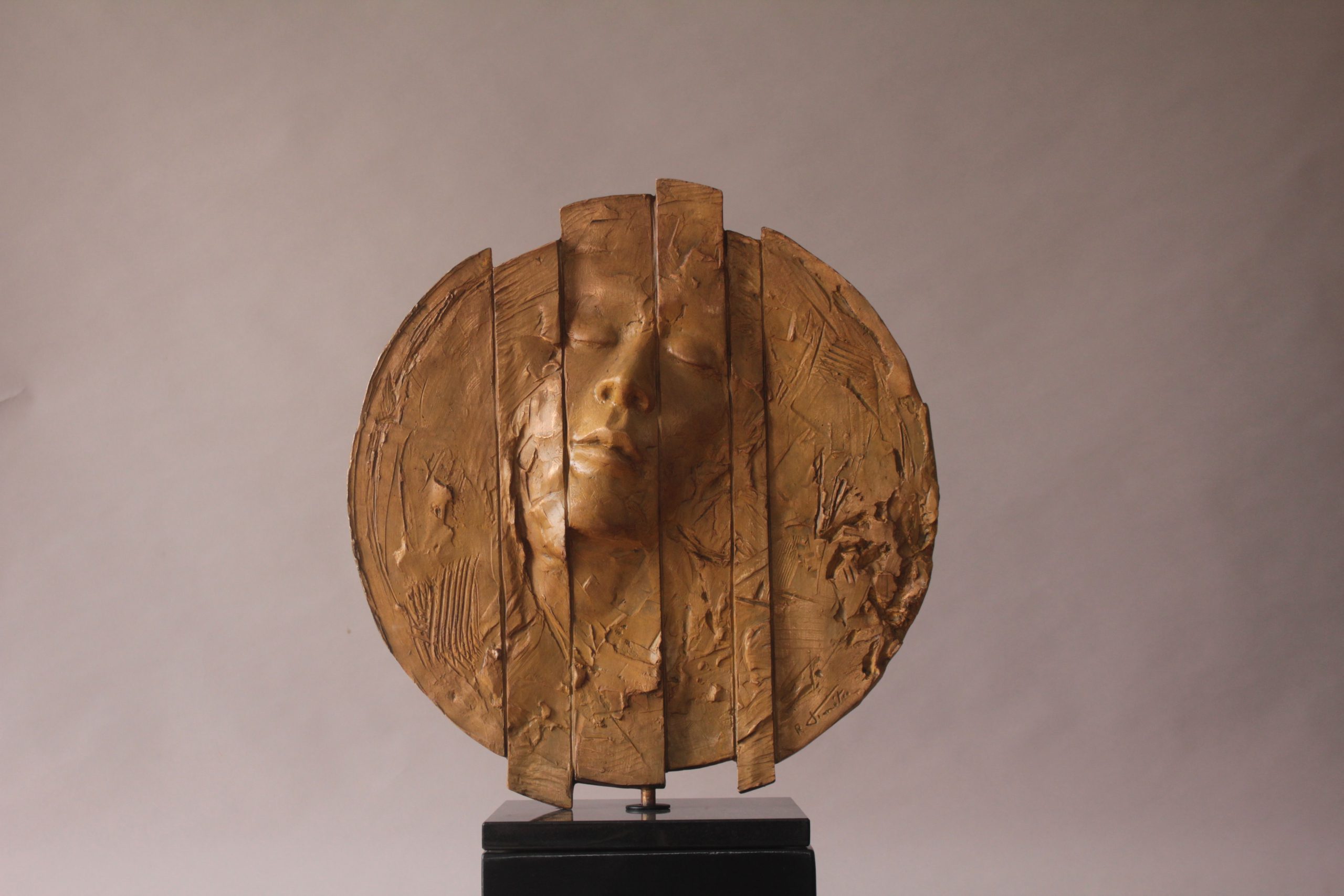 "Medalhão III" | 054x050x025 cm | Bronze