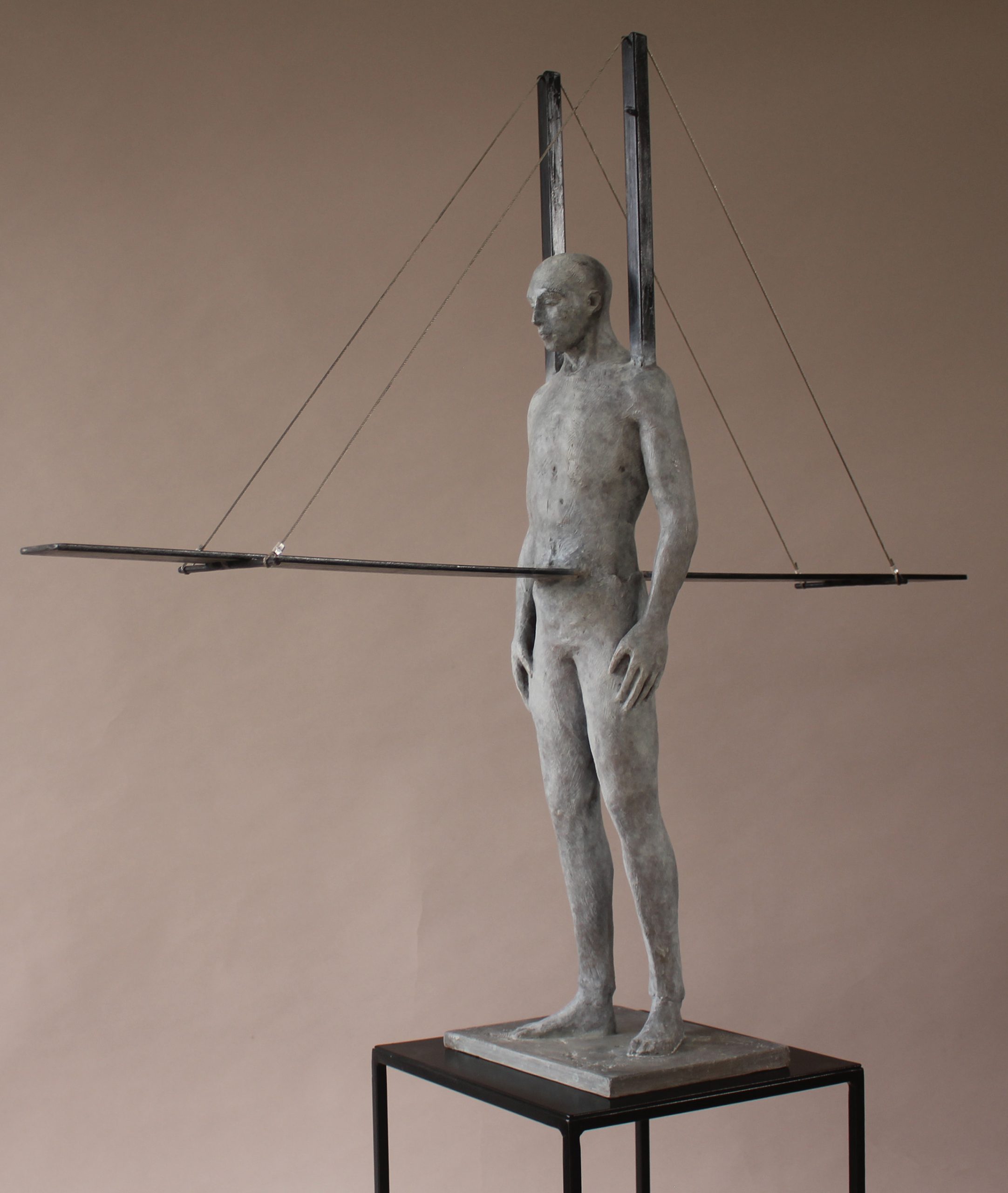 "On my shouldres" | 087x024x101 cm | Bronze/Fero